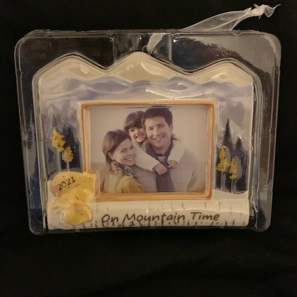 Hallmark 2021 Keepsake ornament - Picture 3 of 3